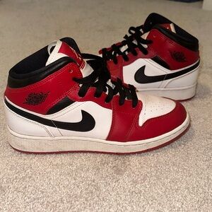 NIKE Jordan 1 mid Chicago red